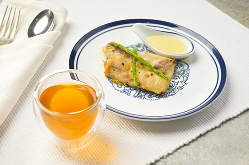 Citrus and dill scented Pan seared grilled seabass, served with Buerre Blanc paired with Jade Gunpowder Green Tea
