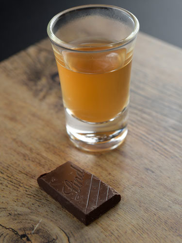 Green Rooibos Ginger & Peppermint paired with Lindt Sea salt chocolate