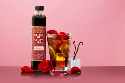 Rose and Vanilla Iced Tea with Hibiscus flowers