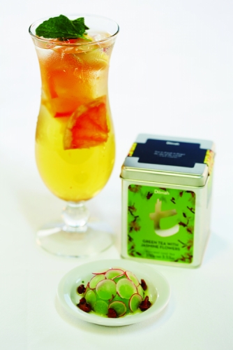 DIY Iced Peach Jasmine Green Tea Recipe for This Summer!